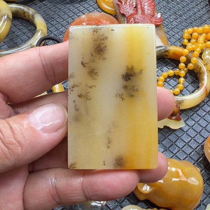 石英质玉（黄龙玉）颈饰未镶嵌