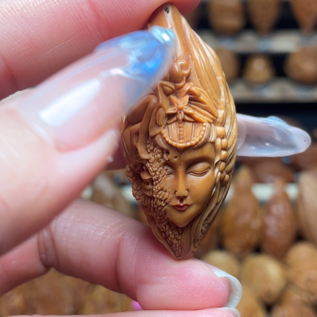 老***g橄榄核把件楼兰美女