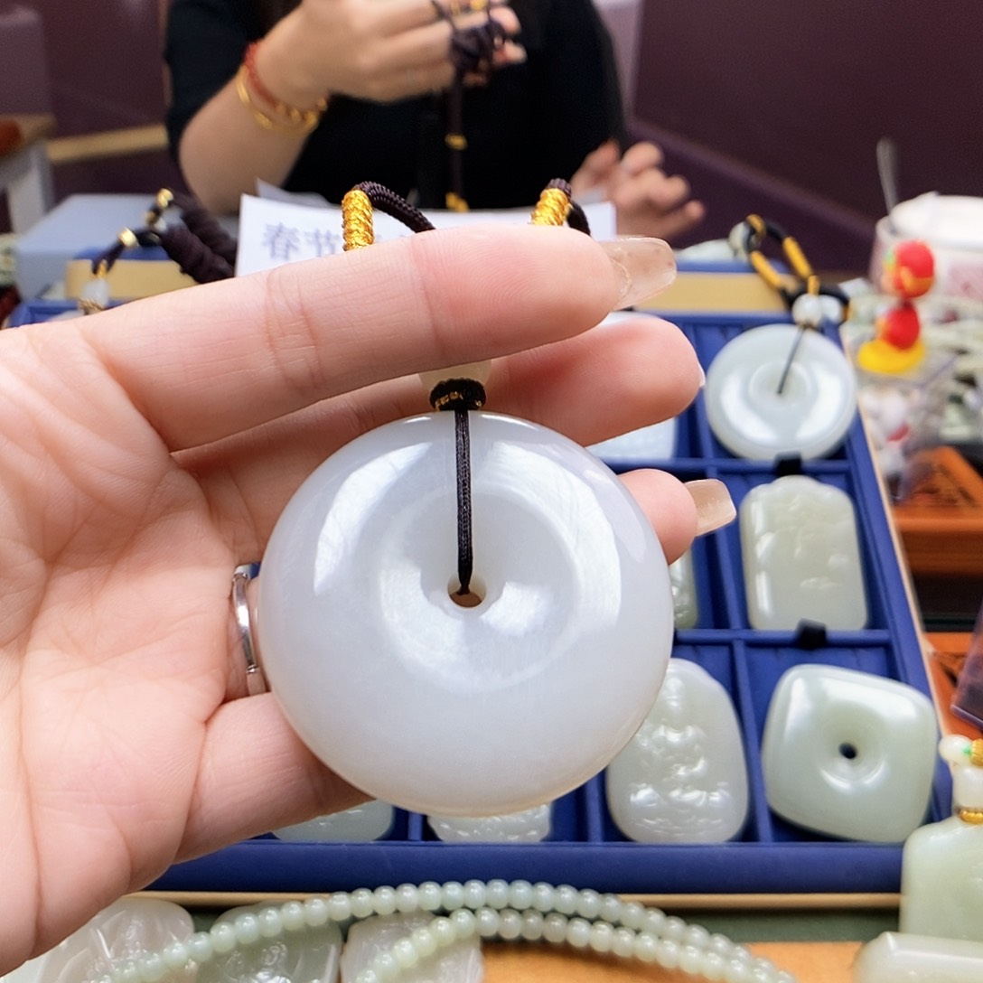 和田玉颈饰未镶嵌不**！