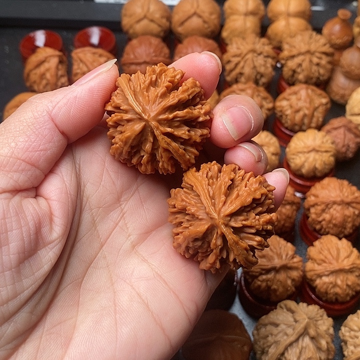 文玩核桃吊坠火麒麟