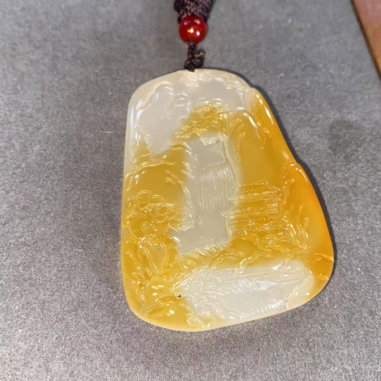 精美玛瑙山水牌吊坠