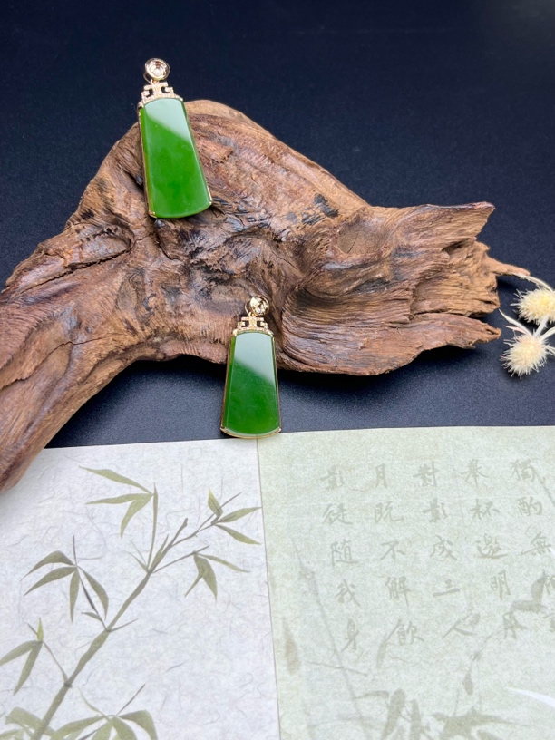 西亚珠宝YP02-18k金镶和田玉碧玉无事牌吊坠26*14*6多样性发其一