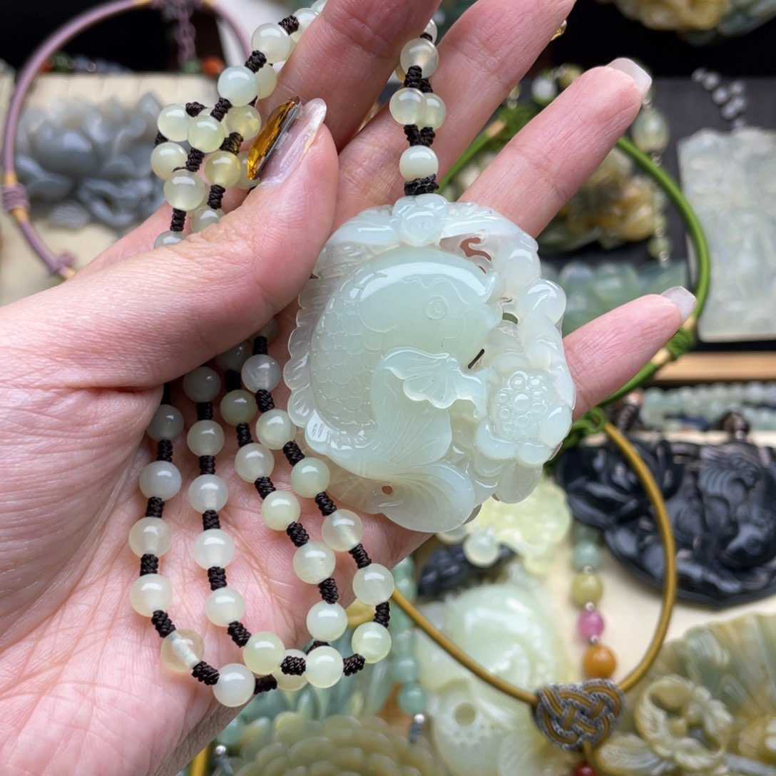 蛇纹石玉颈饰未镶嵌