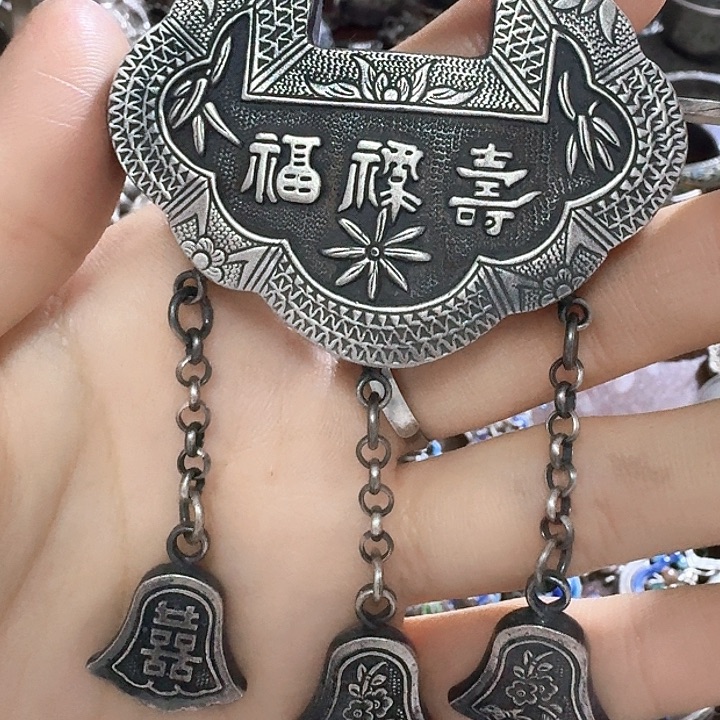 陆***如非金属足银锁包一个