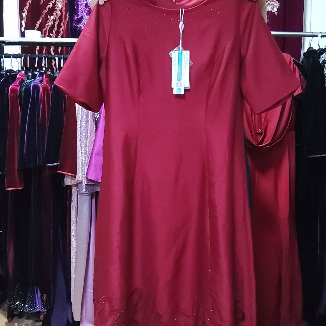 文***姐品牌100丝毛缎枣红圆领重工下摆镂空刺绣长款连衣裙