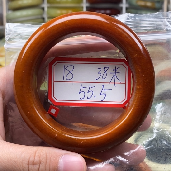 蛇纹石玉未镶嵌颈饰泡*_