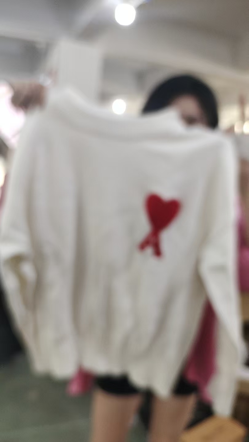 白色红爱心款毛衣