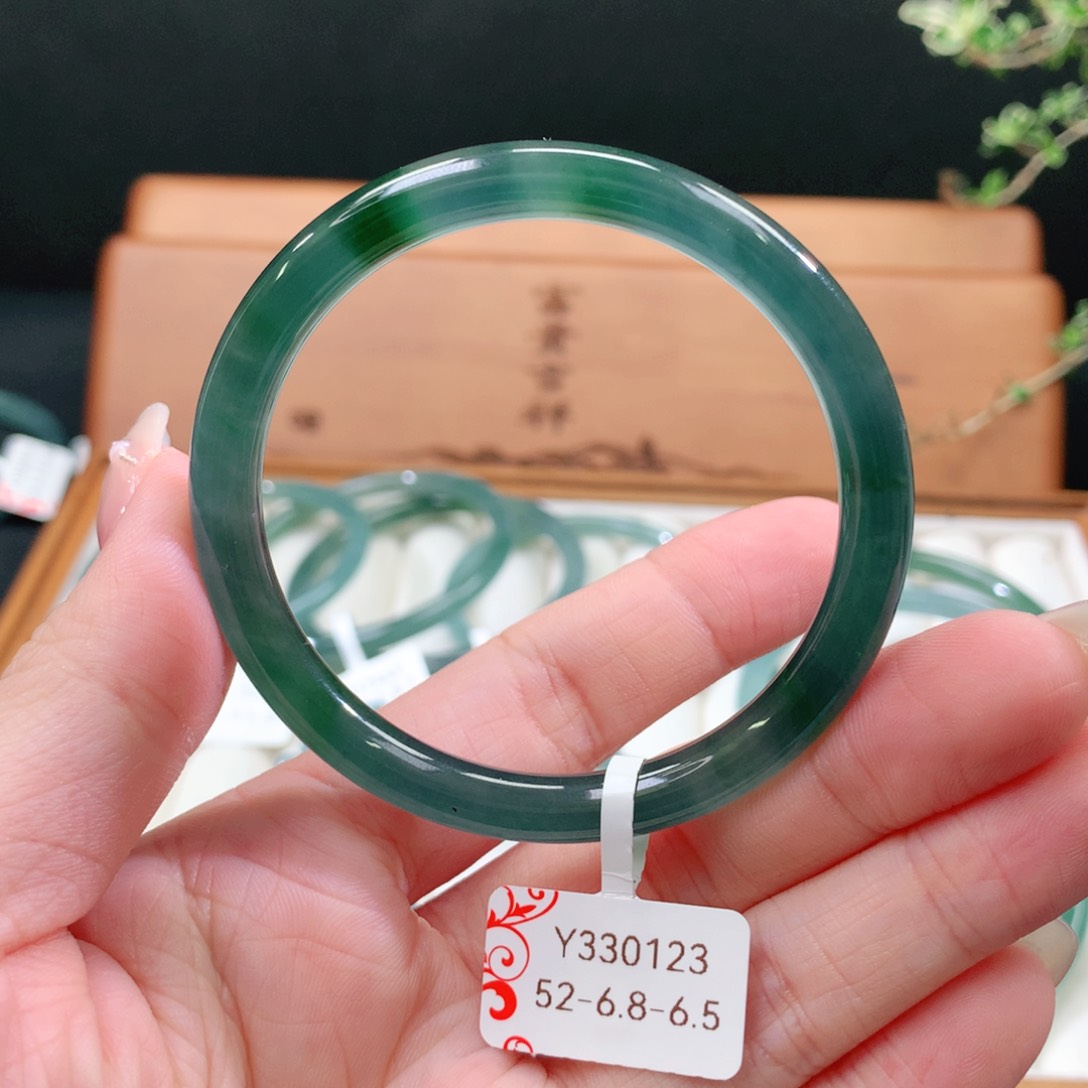 翡翠手镯未镶嵌天然