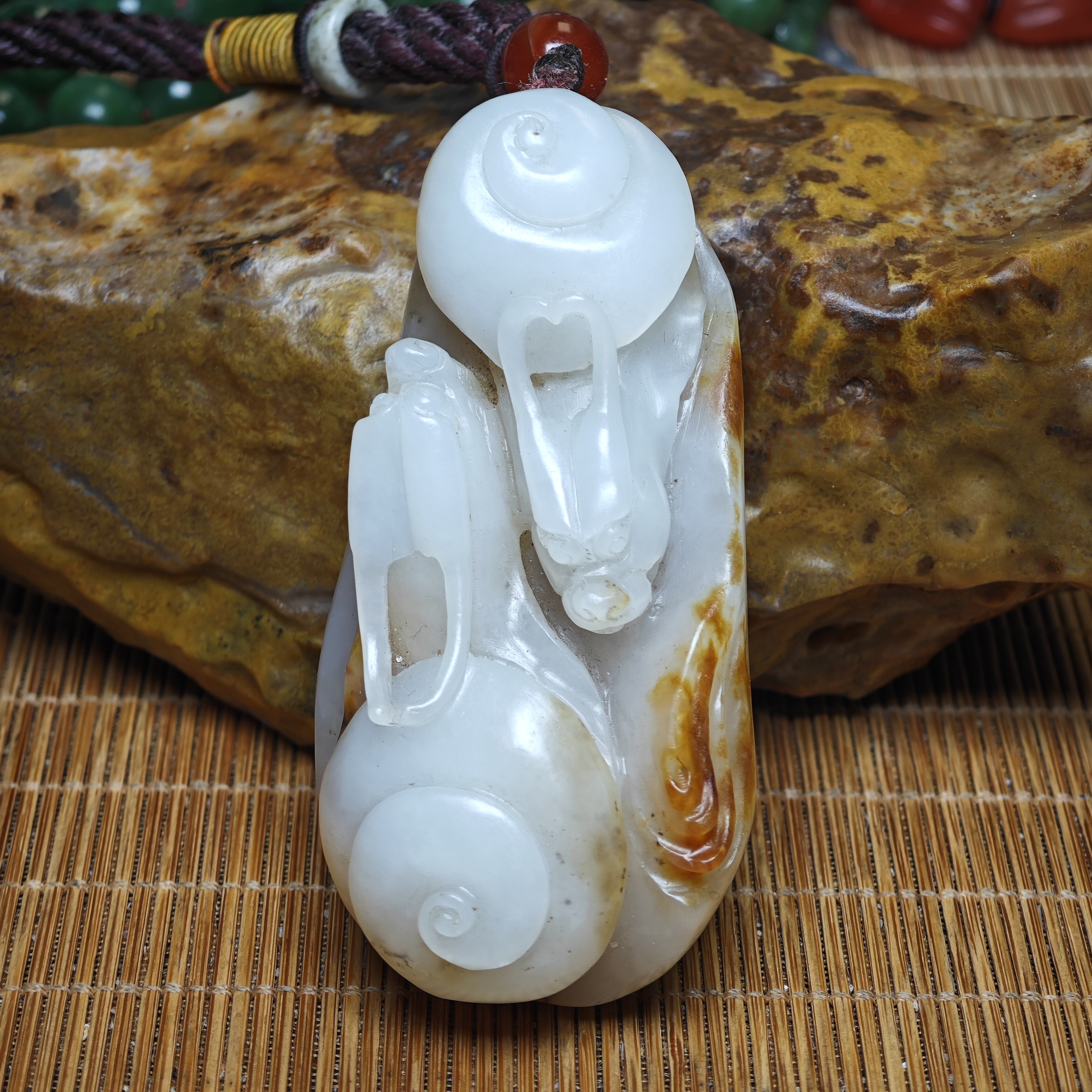 和田玉手把件，扭转乾坤手把件，蜗牛手把件。