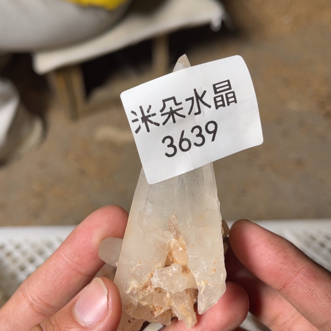 黎***临未镶嵌珠宝半成品水晶