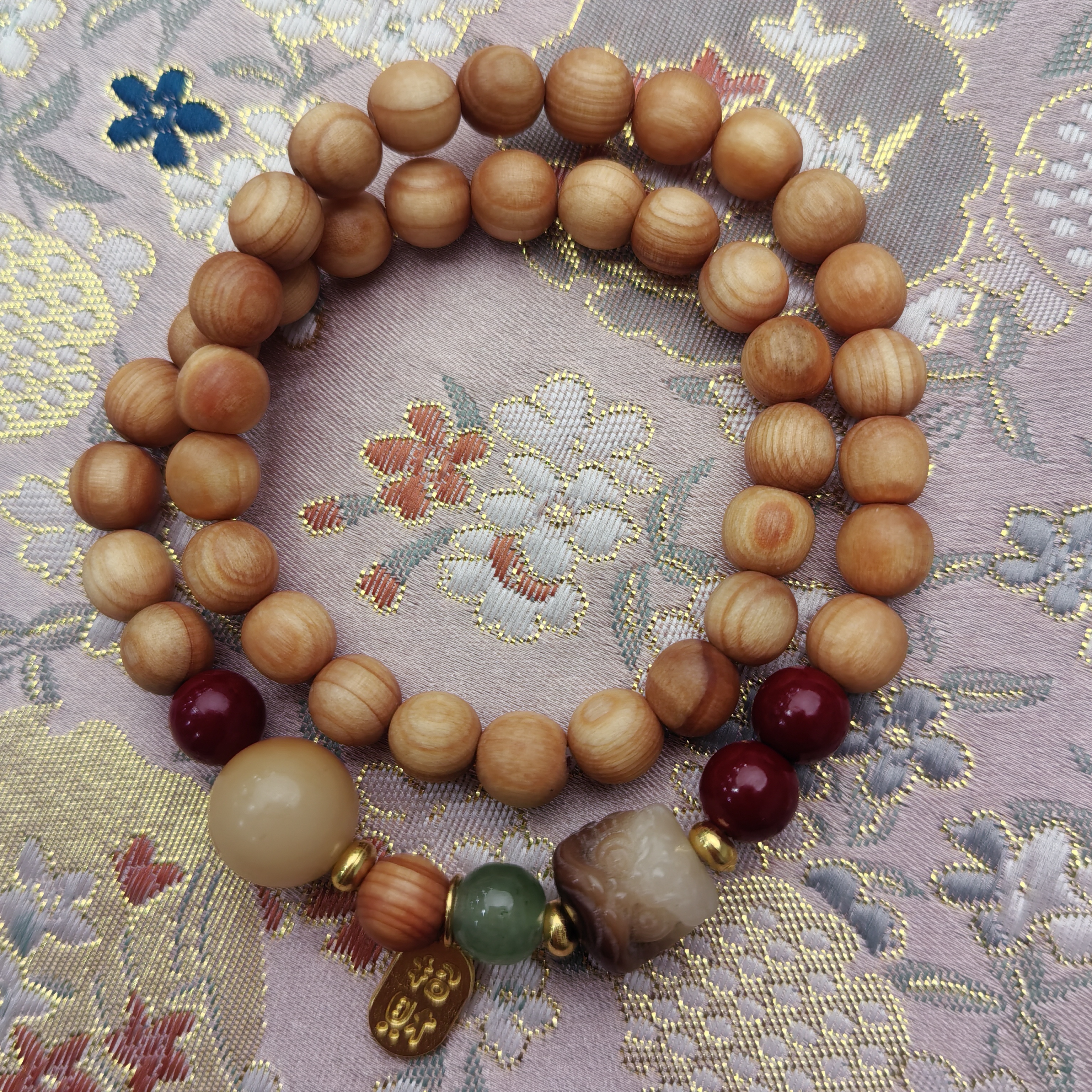 DA 1154 崖柏带红绿琉璃招财纳福吊牌（无礼盒）