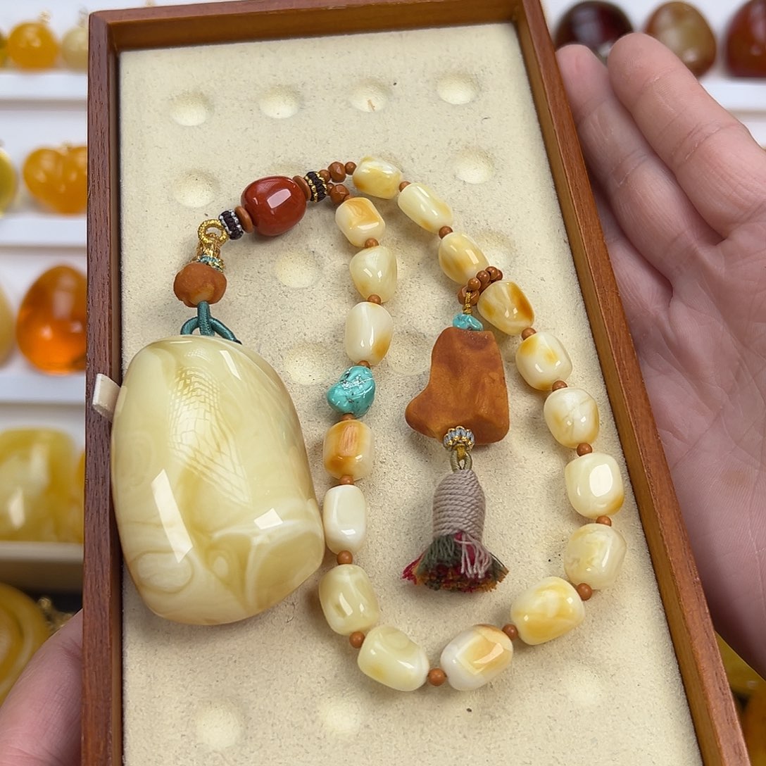 蜜***羽蜜蜡未镶嵌颈饰32.4克