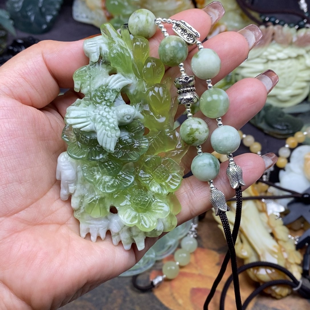 蛇纹石玉颈饰未镶嵌