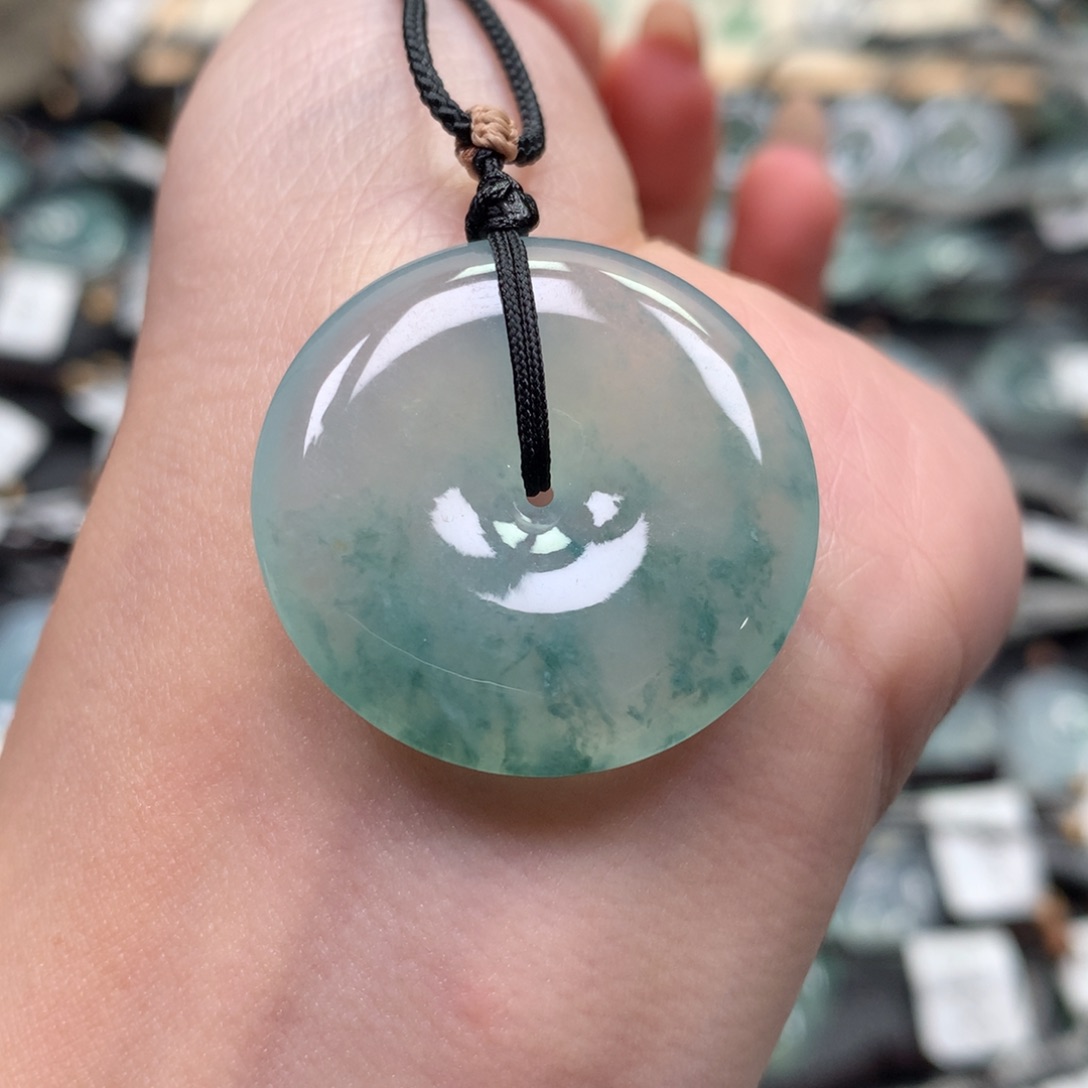 翡翠颈饰未镶嵌平安扣