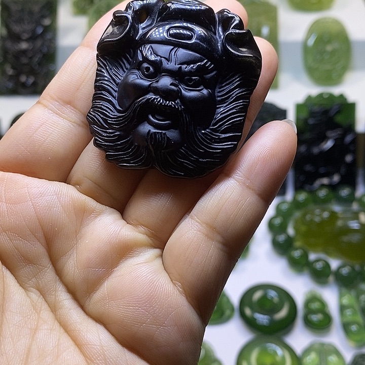 蛇纹石玉颈饰未镶嵌