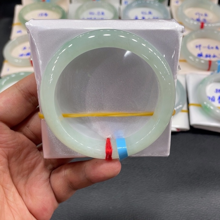 翡翠手镯未镶嵌缅甸翡翠