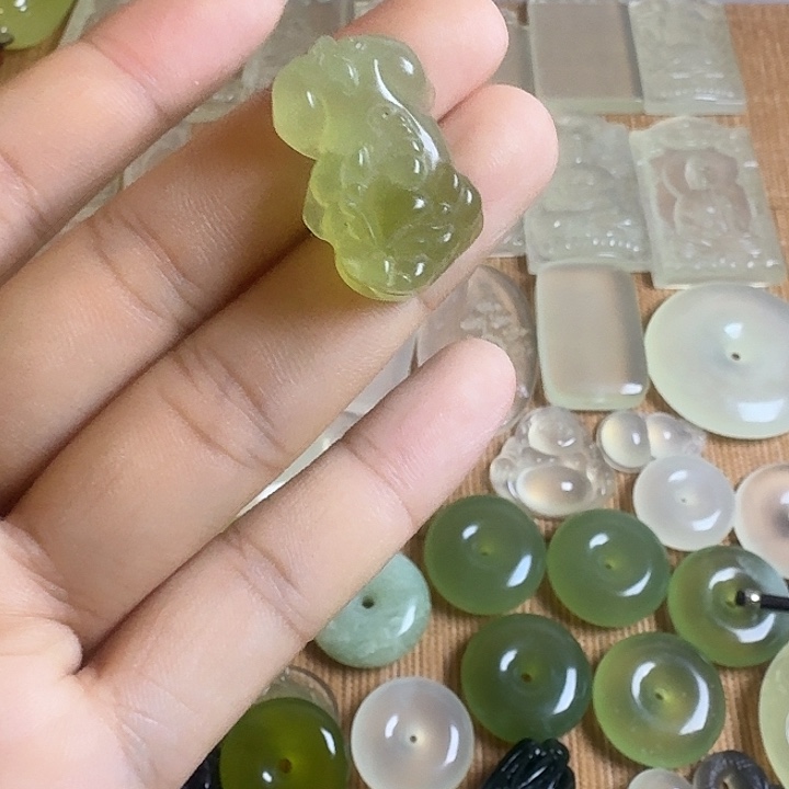 蛇纹石玉未镶嵌颈饰