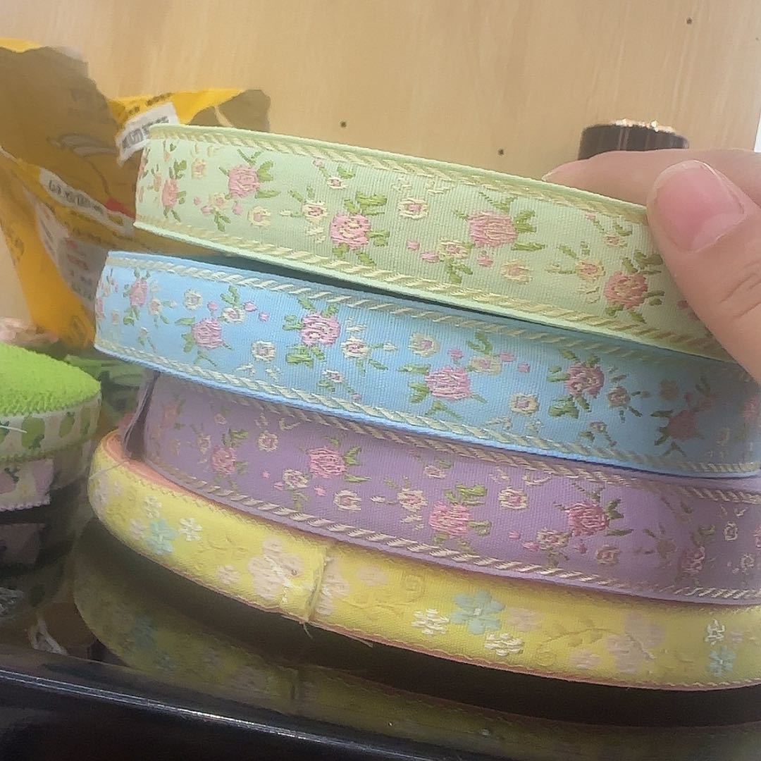 服装辅料花边织带，各一半