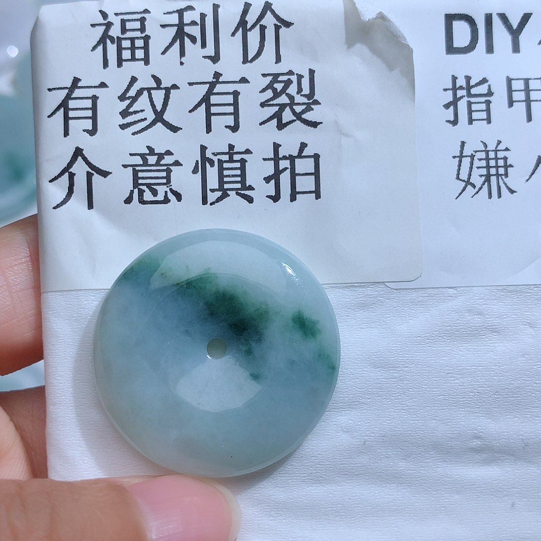 翡翠颈饰未镶嵌1。