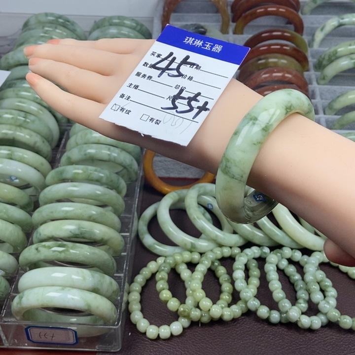 蛇纹石玉手镯未镶嵌