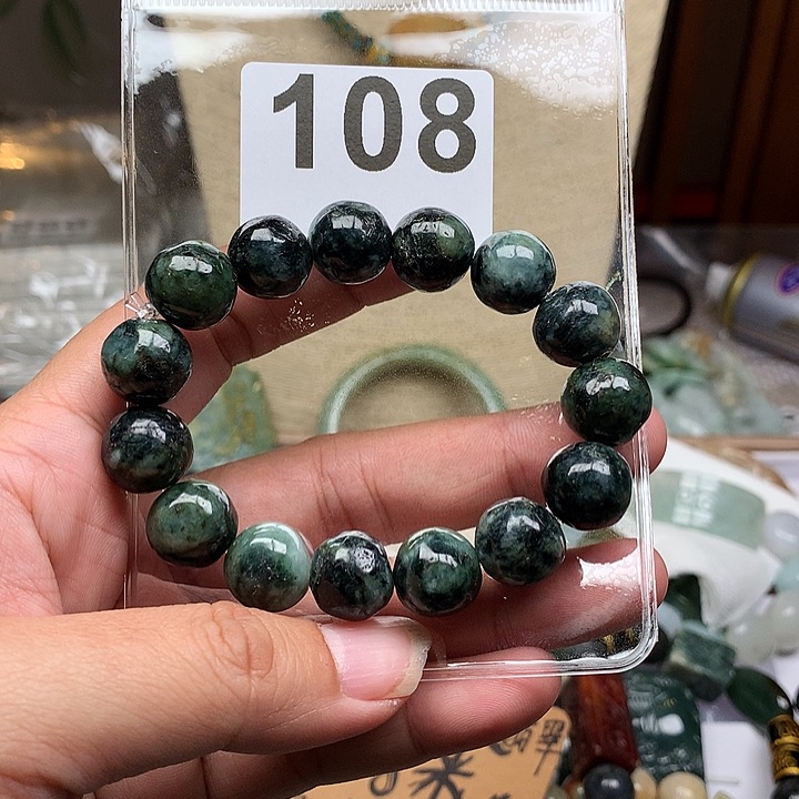 翡翠颈饰未镶嵌小*呀翡翠