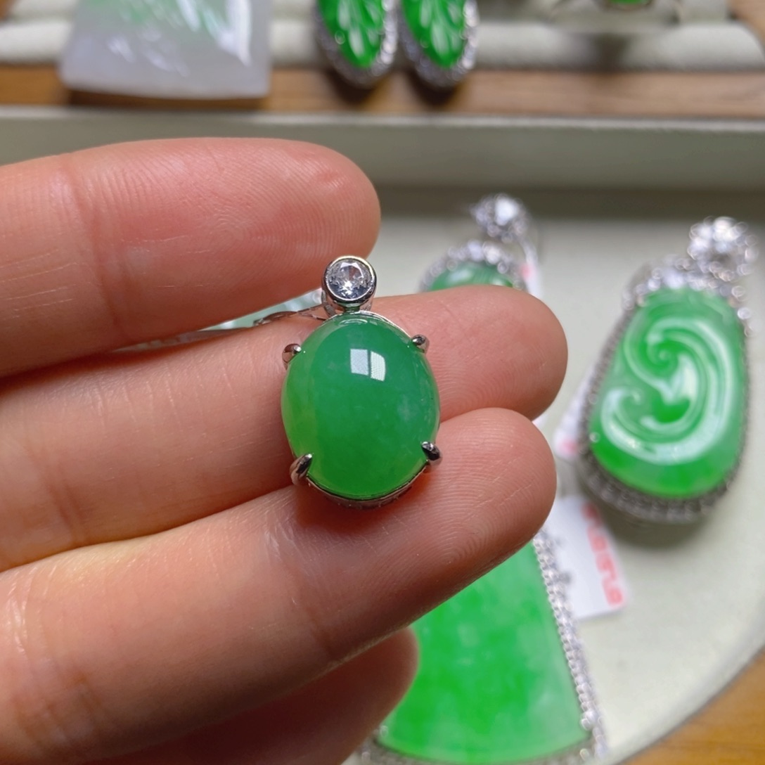 翡翠颈饰银S925镶嵌吊坠