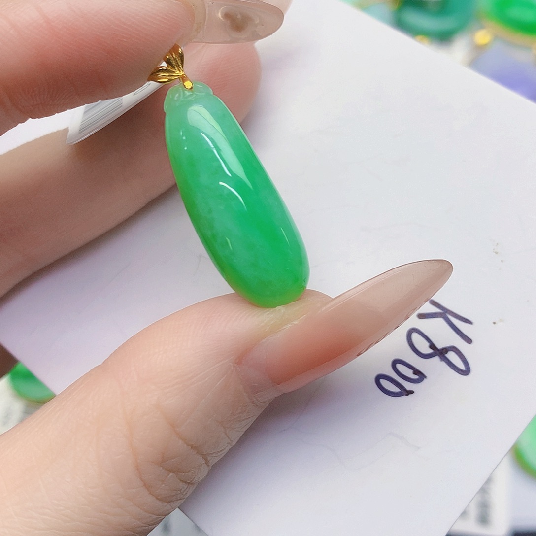 颈饰18K金镶嵌翡翠瓜