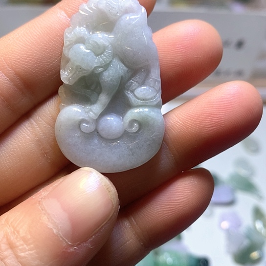 翡翠未镶嵌颈饰吊坠牛