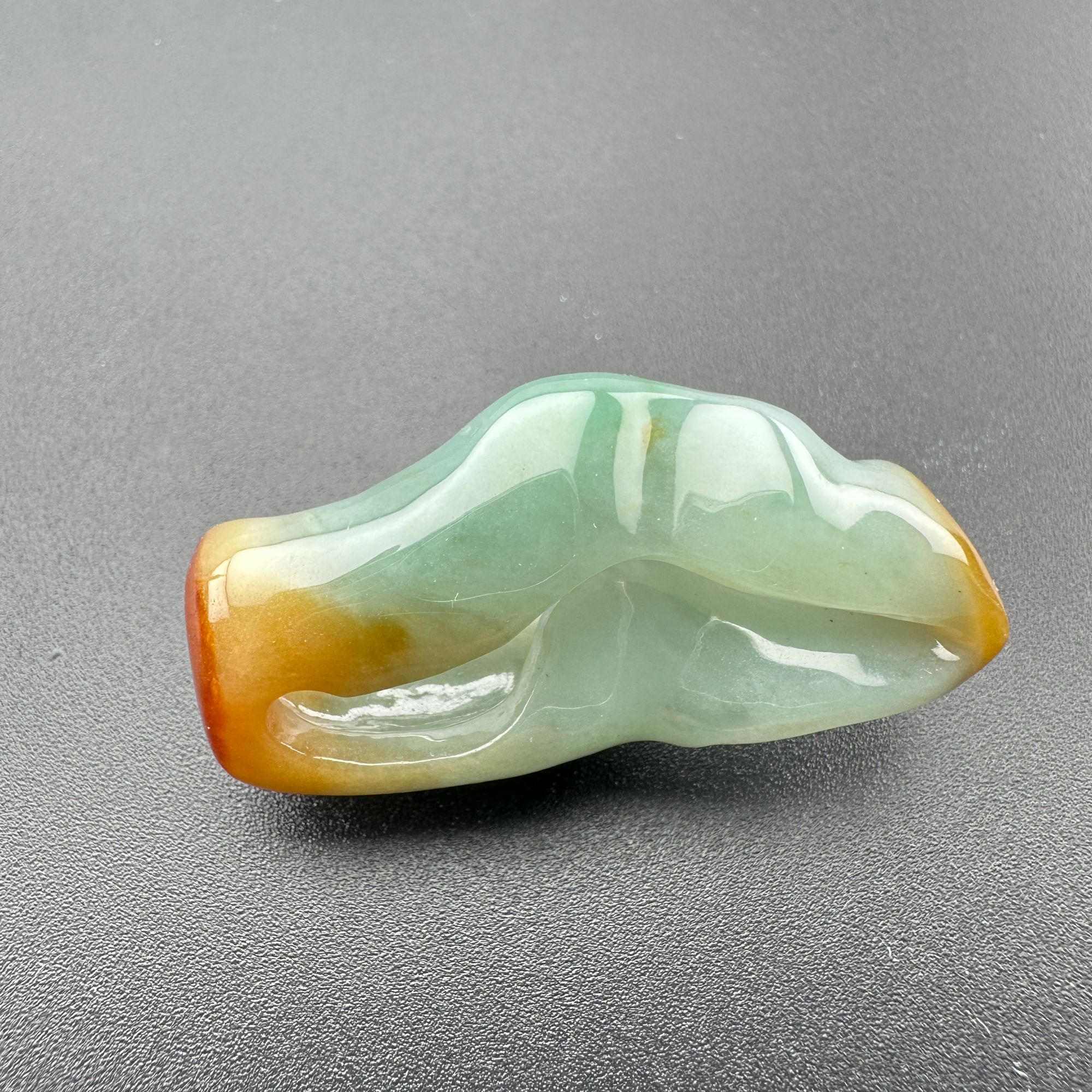 明清老料翡翠糯化三彩莫比乌斯环吊坠(规格：40×18×8mm)