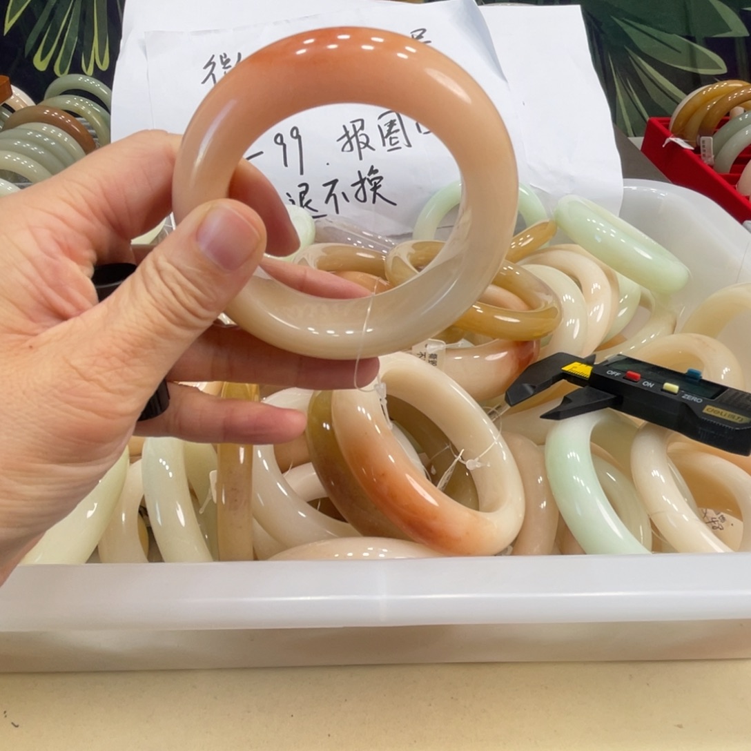 以***华石英岩玉未镶嵌手镯