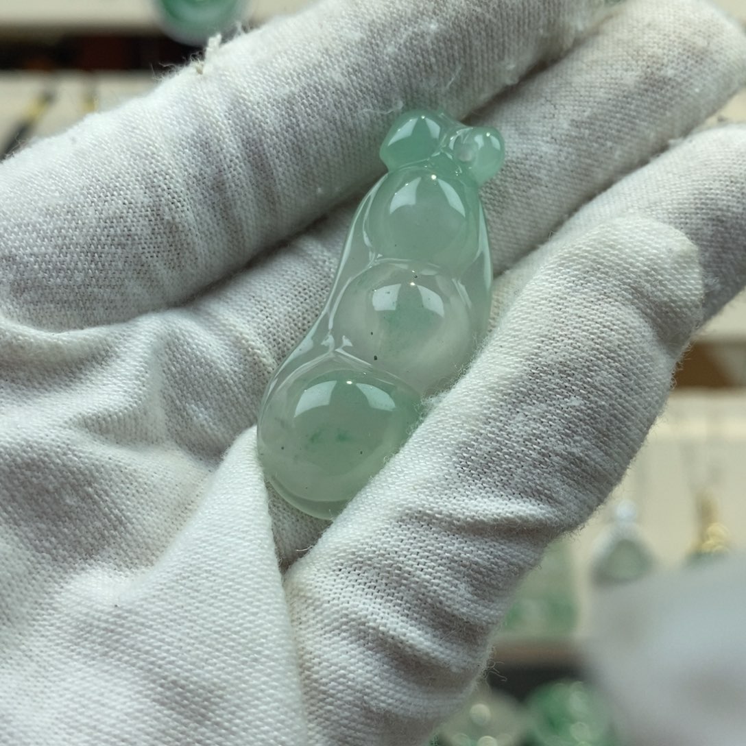 石英质玉未镶嵌颈饰