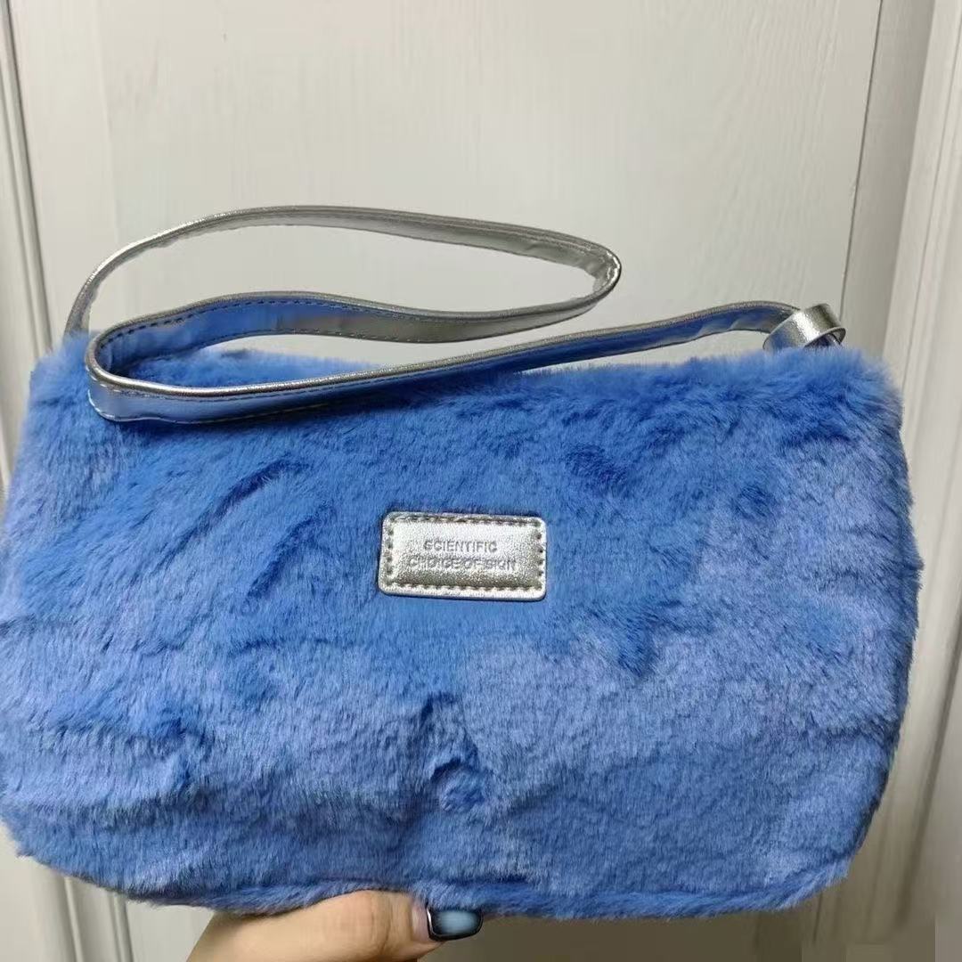 珀莱雅毛绒腋下包240*137*45mm