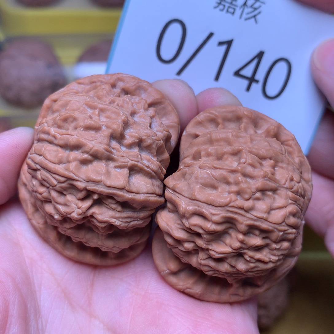 文玩核桃把件刘*红皮闷白43