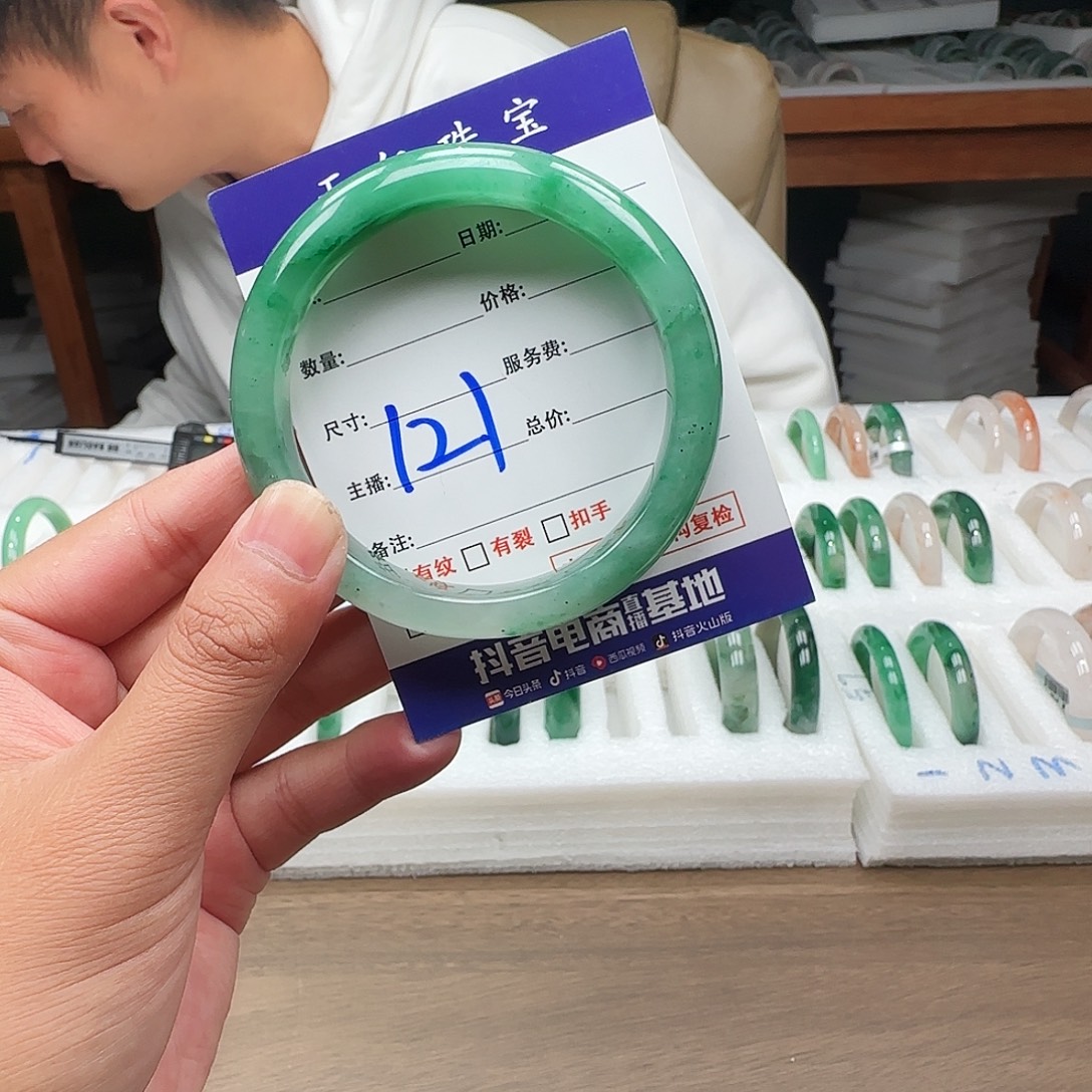 石英质玉（非洲翠）未镶嵌手镯58