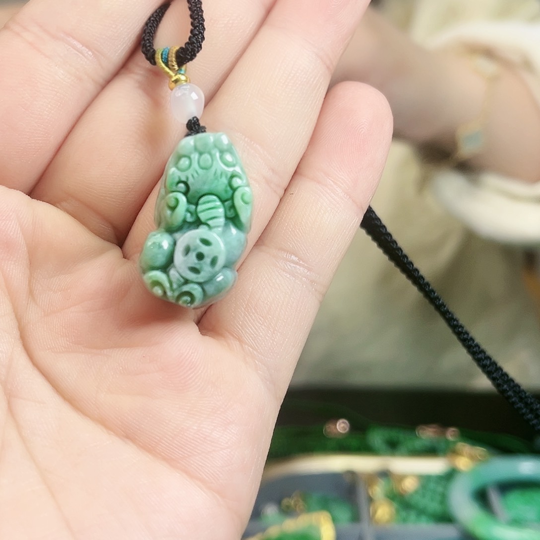翡翠颈饰未镶嵌吊坠