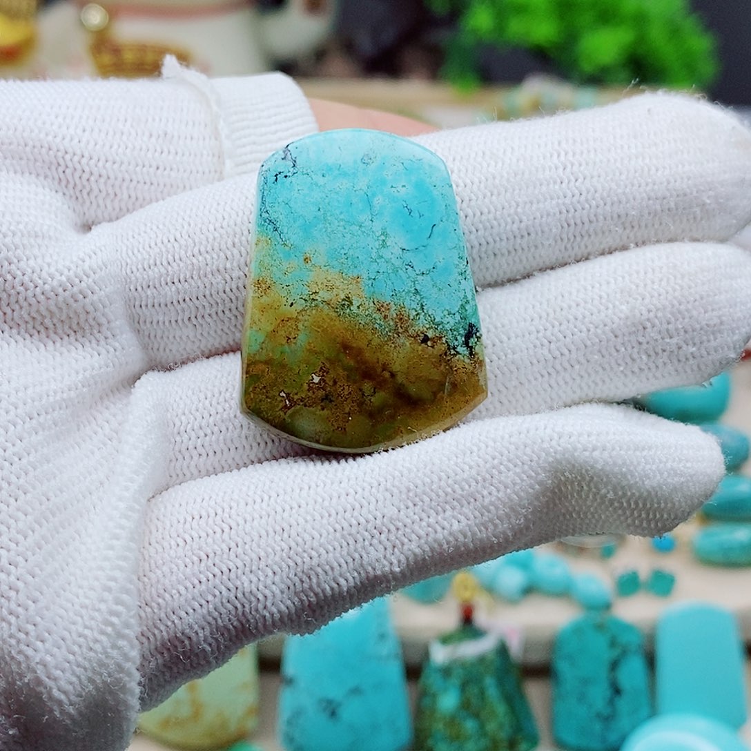 绿松石未镶嵌颈饰