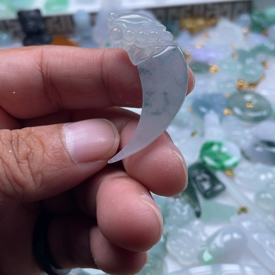 翡翠未镶嵌颈饰翡翠高冰龙牙