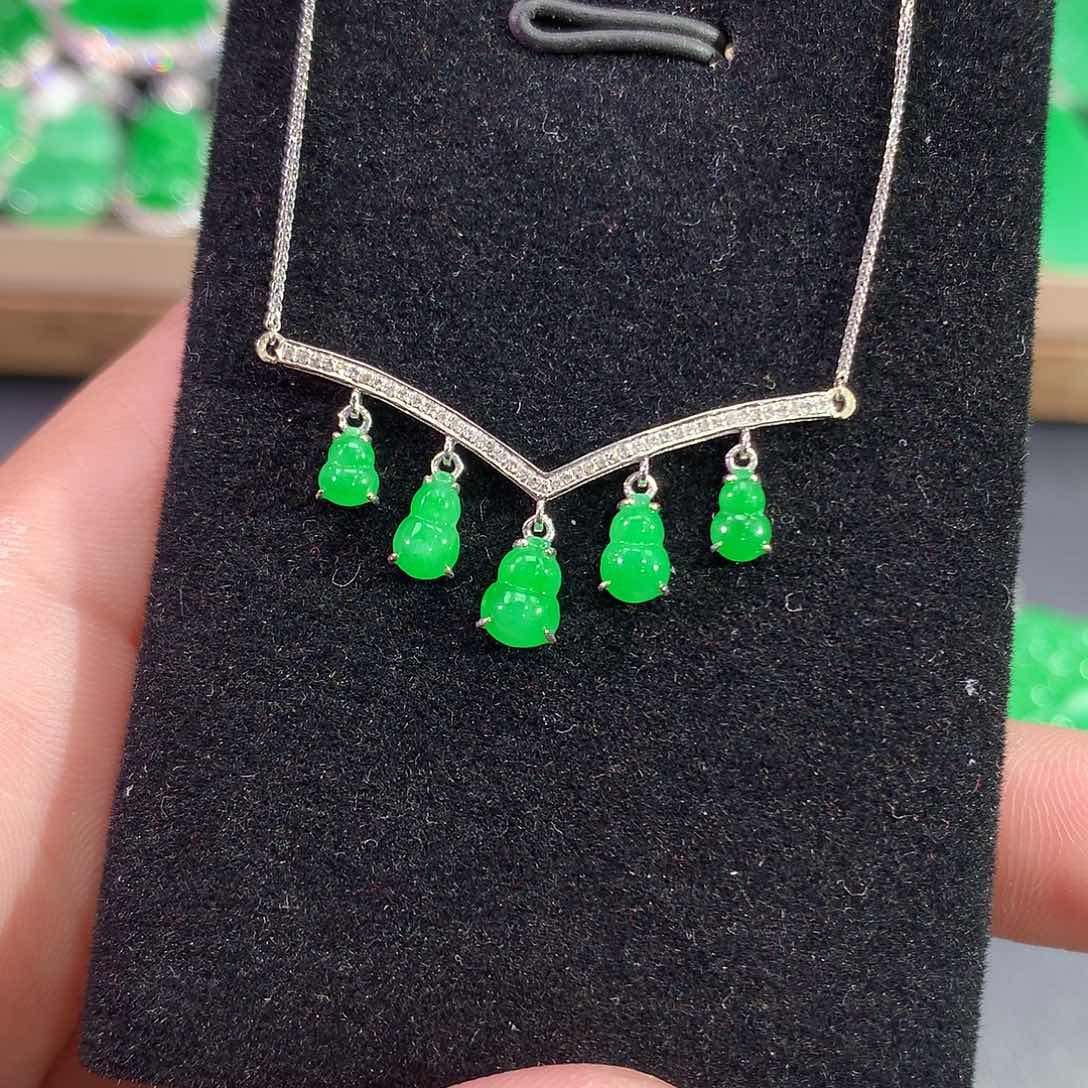 翡翠套链18K金镶嵌葫芦