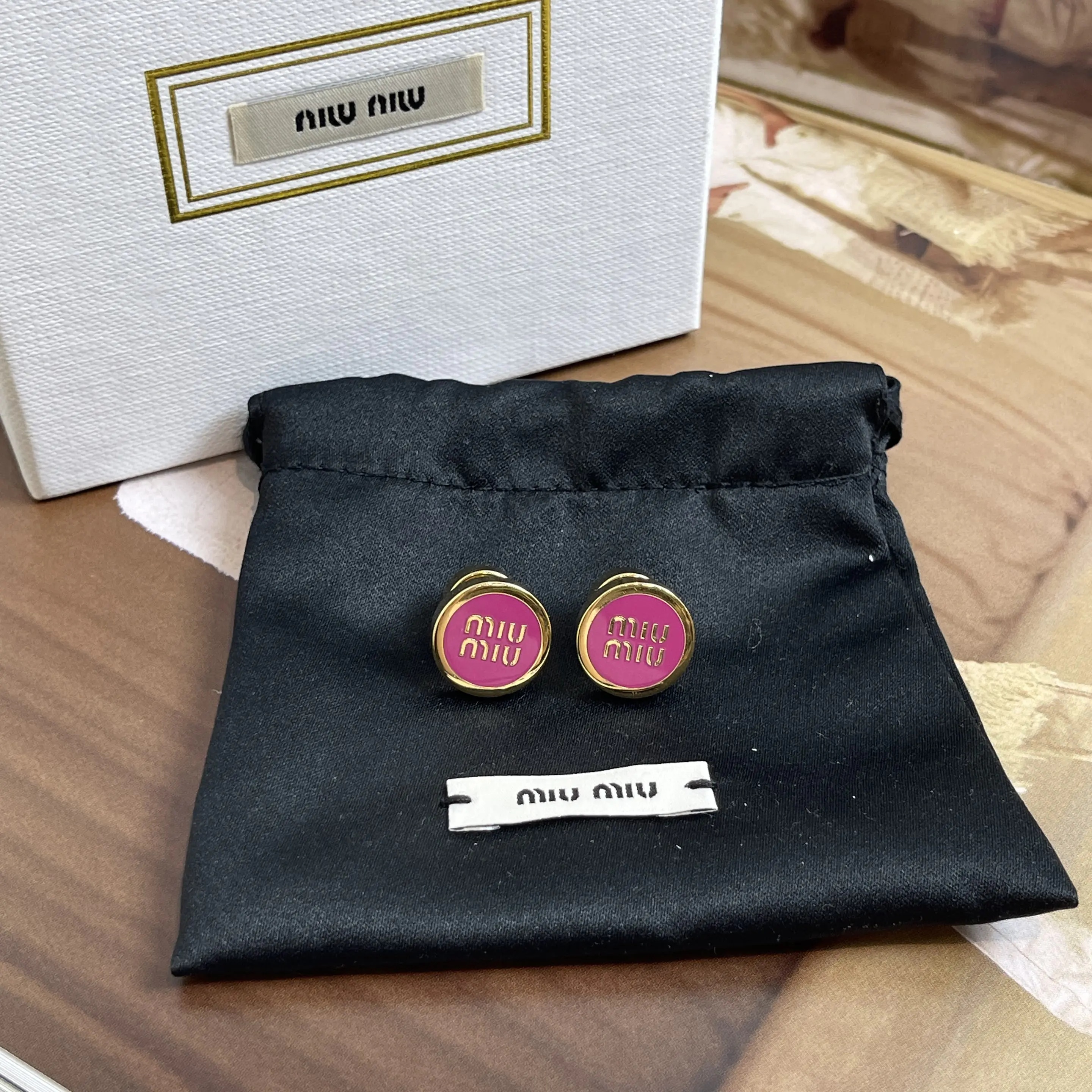 99新 MIU MIU/缪缪 玫粉色纽扣耳钉/43788951/12期/代卖服务