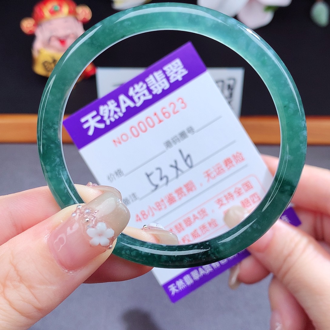 翡翠未镶嵌手镯（圆镯）