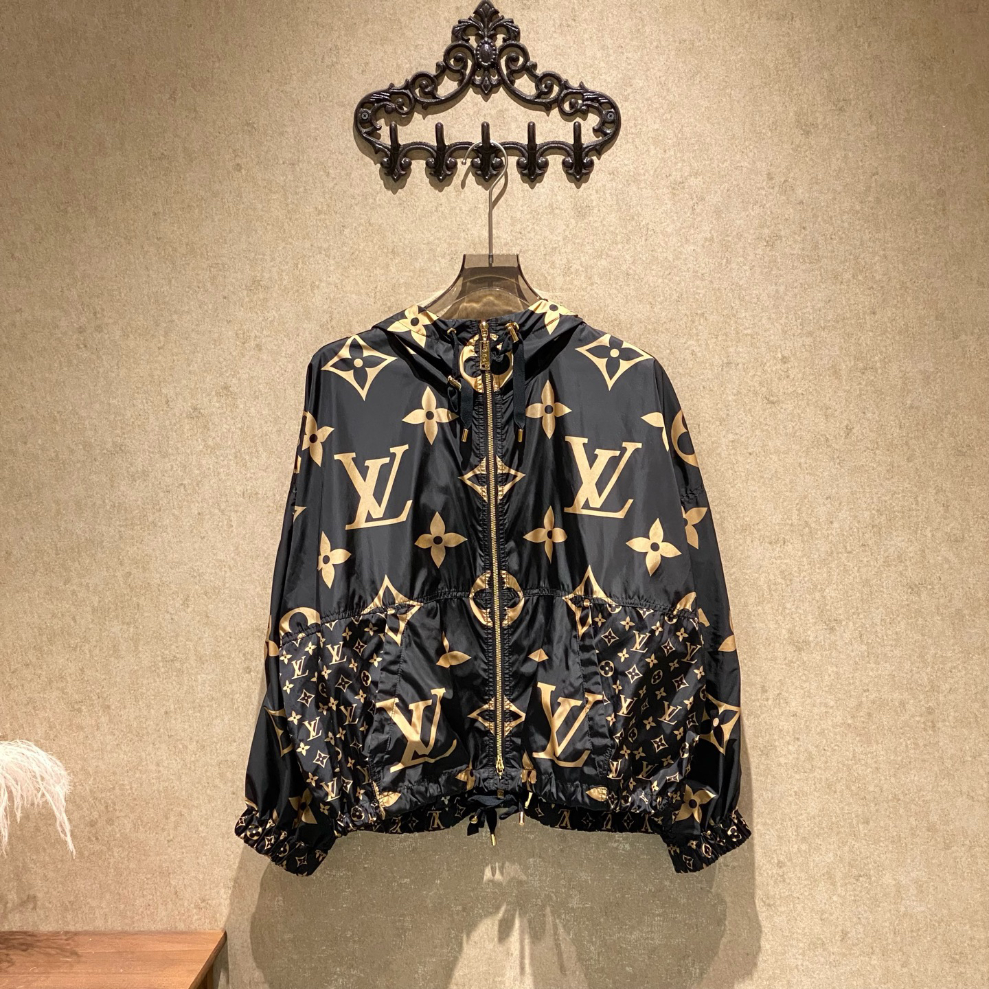 99新 LouisVuitton/路易威登 爆款百慕大冲锋衣外套/40码/39023