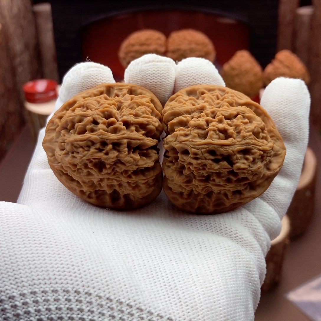 文玩核桃把件正三角43.5.42.40.8.48.5克