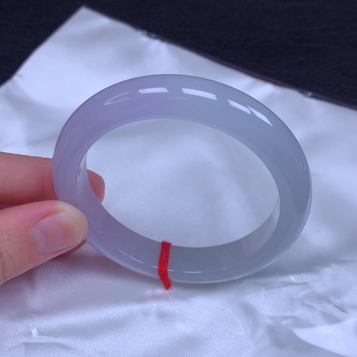 翡翠手镯未镶嵌。