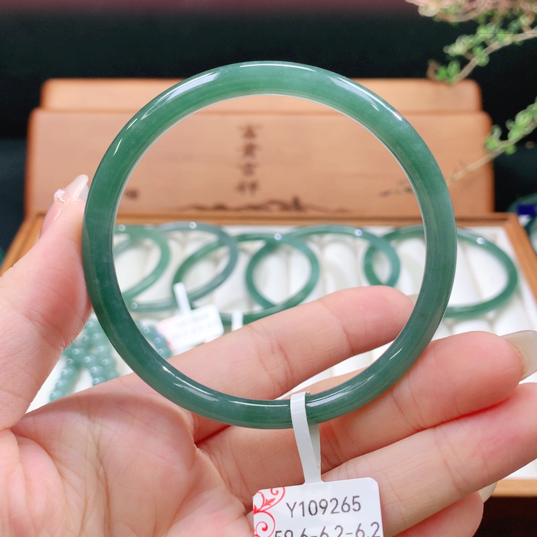 翡翠手镯未镶嵌天然