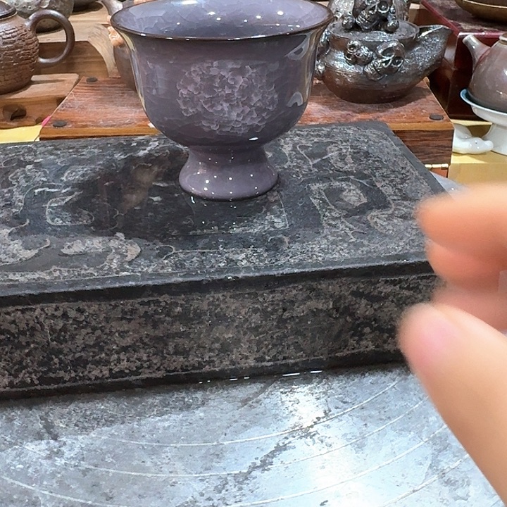 主人杯一个，瓷。。品茗