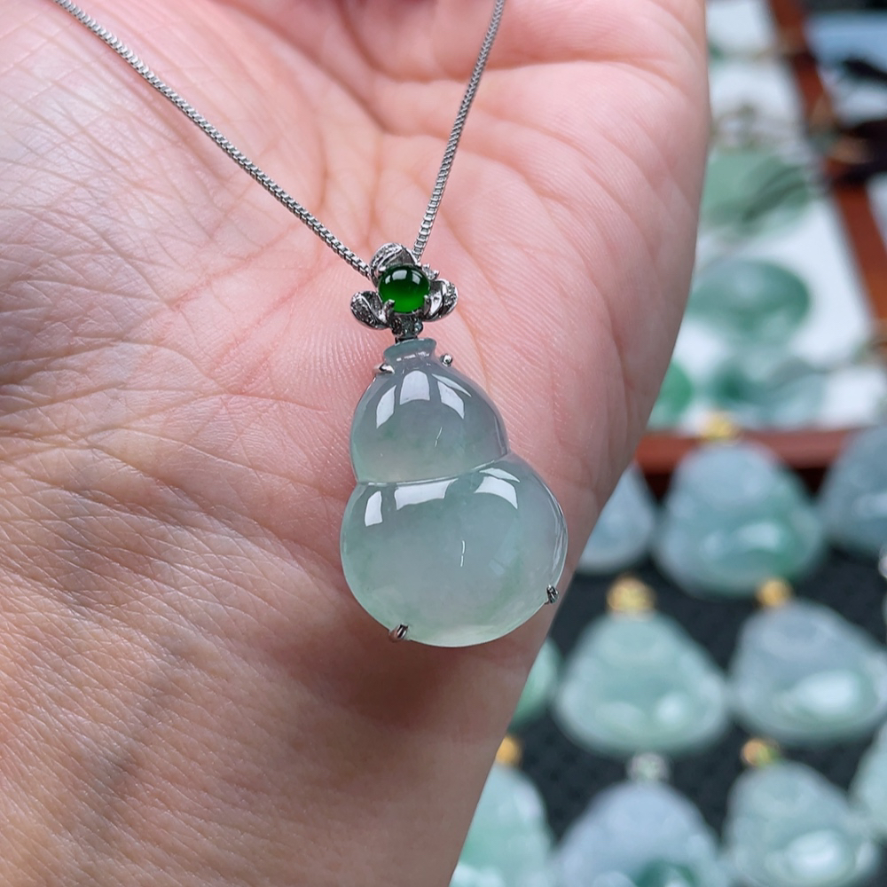 翡翠A货 18k金镶嵌冰润飘花葫芦吊坠（尺寸28.5*16.4*6.5）