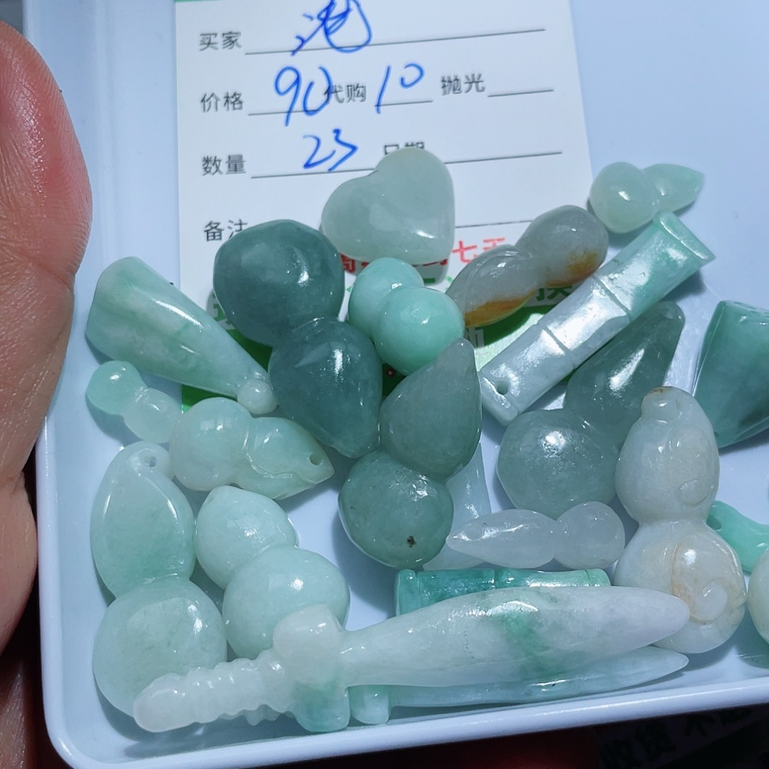 翡翠颈饰未镶嵌浅***影