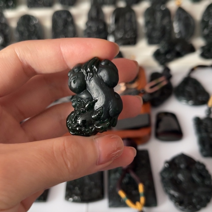 翡翠未镶嵌颈饰猫*?