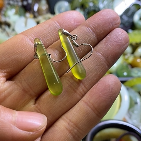 岫玉未镶嵌耳环一对