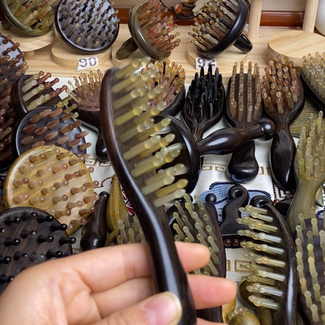 瑕疵紫光檀按摩梳子